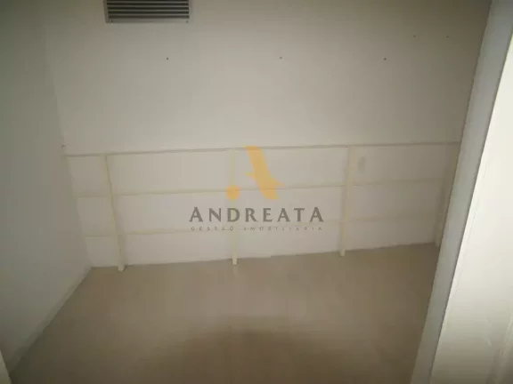 Imagem Centro Empresarial Sunplaza - Ótima loja frontal com 74m² com jirau, composta de piso frio.