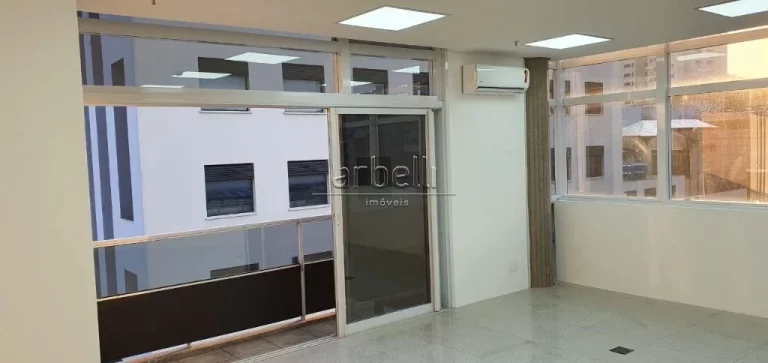 Imagem Sala com 43 metros quadrados com 2 pontos para ar-condicionado, 1 banheiro, janelas amplas, piso de ...