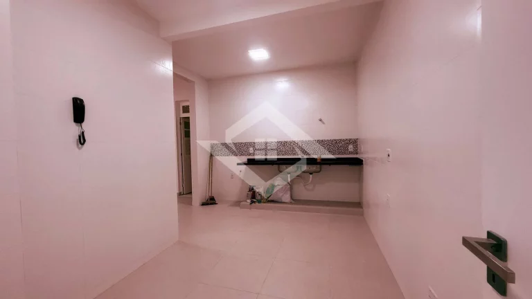 Imagem Apartamento de 4 Quartos Reformado no Posto 4 de Copacabana – Venda Direta!