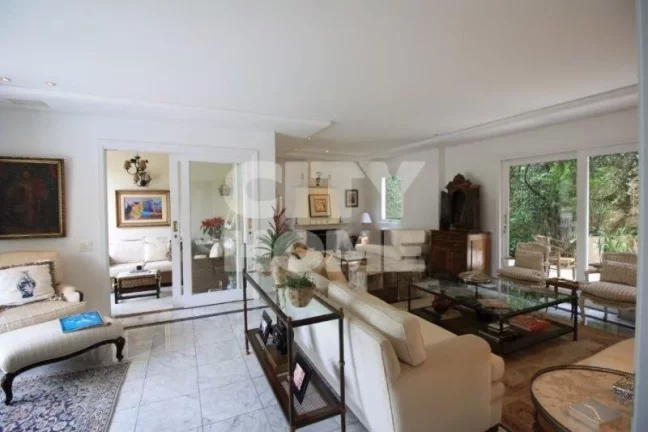 Imagem Casa espaçosa e segura, em condomínio com 07 casas! Situada em bela Praça, no ponto mais tranquil...