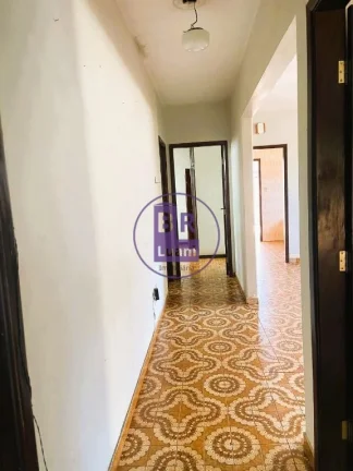 Imagem Casa térrea à venda com 12 quitinetes no fundo.