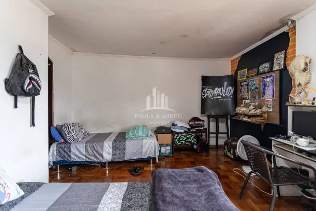 Imagem Excelente Assobradado de Esquina, 292m², 4 Quartos, 2 Suítes, 1 Vaga, Churrasqueira, Financia, está dividida em 2 casas, no Centro de Ribeirão Pires-SP