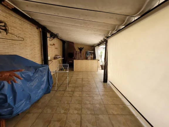 Imagem VICENTE DE CARVALHO- CASA TOTALMENTE REFORMADA , RICA EM ARMÁRIOS , GARAGEM PARA 04 AUTOS.