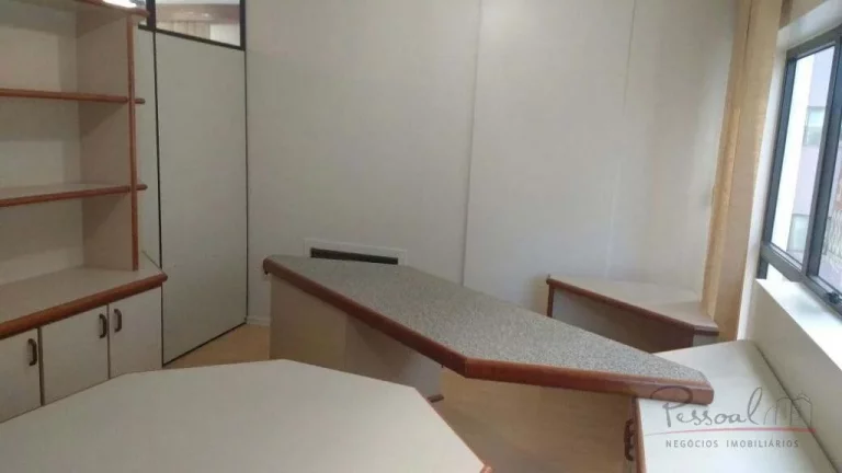 Imagem Sala comercial com área privativa de 60,79m² e área total de 101,02m². SEMI MOBILIADA. O Centro ...