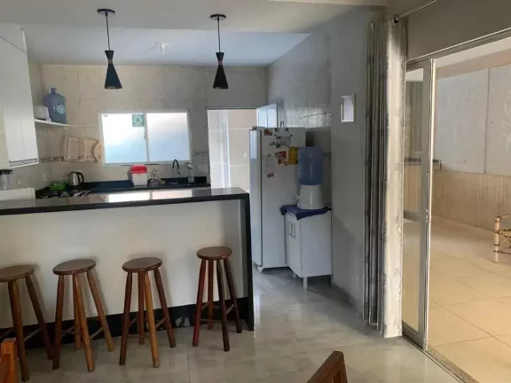 Imagem Casa com 4 dormitórios sendo 1 suíte em a 580m do mar em Morretes, Itapema/SC
