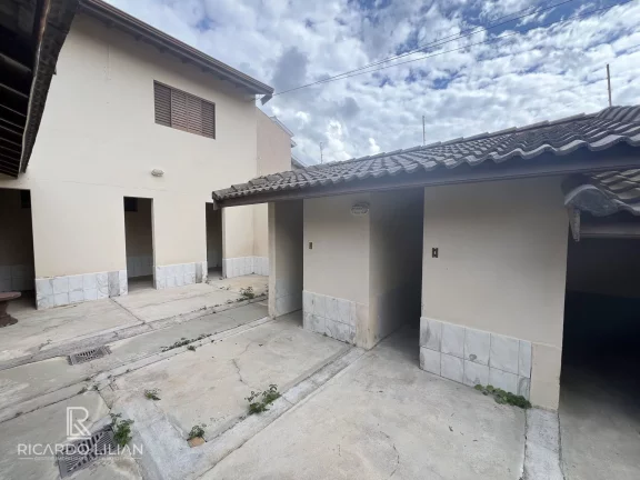 Imagem Casa com um dormitório, sala, cozinha, banheiro, churrasqueira e canil com vários boxes
