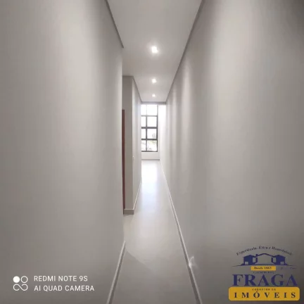 Imagem CASA EM CONDOMÍNIO C/ 100 M² / 03 QUARTOS SENDO 01 SUÍTE / 03 VAGAS