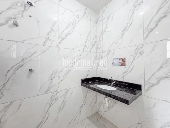 Imagem Casa geminada na Zona Oeste de Londrina com 3 dormitórios (1 suíte), sala ampla, cozinha, 2 banheiros, 2 vagas de garagem e 105m² em terreno de 150m²