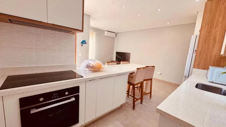 Imagem CASA COM PISCINA MOBILIADA, 1 SUÍTE + 2 QUARTOS, BARRA DO SAI