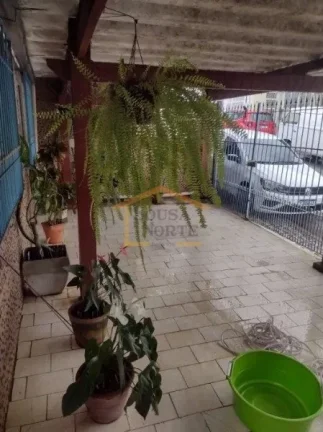Imagem Imóvel com 2 casas antigas:
a primeira com 3 dormitórios, sala, cozinha ampla, 2 banheiros e vaga ...
