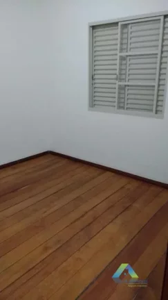Imagem Linda casa 3 dormitórios,sendo 1 suite, 3 vagas de garagem, lavanderia, quintal com localização privilegiada fácil acesso a comércios .