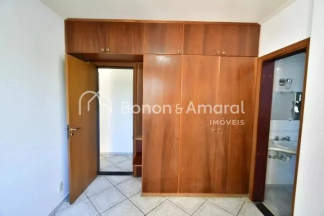 Imagem Aconchegante e espaçoso, este imóvel conta com 3 quartos, incluindo 1 suíte, e 3 banheiros no tot...