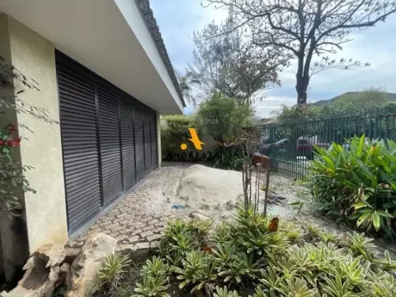 Imagem Novo Leblon - Casa localizada na melhor rua do condominio. Oportunidade de retrofit. Atenção construtrores!!!