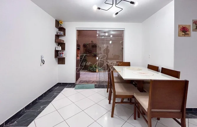 Imagem Sobrado de 3 Quartos à Venda em Condomínio Fechado em Campo Largo - Aparecida