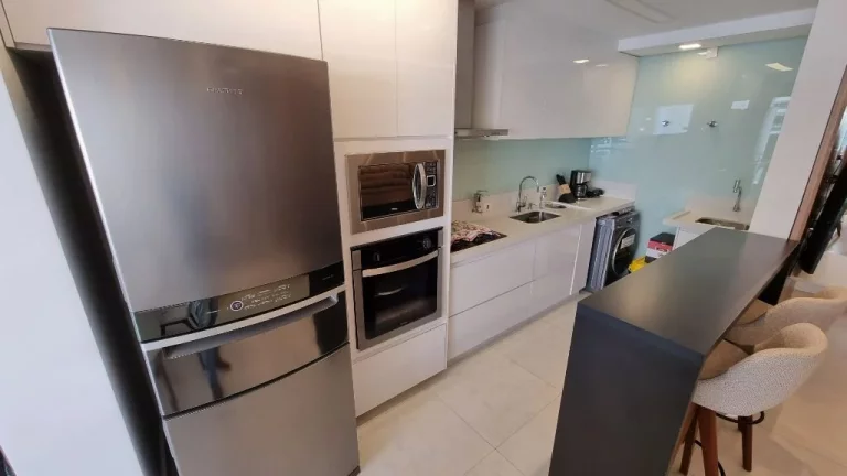 Imagem MARAVILHOSO APARTAMENTO TOTALMENTE REFORMADO, 2 VAGAS, VISTA MAR E LAZER.