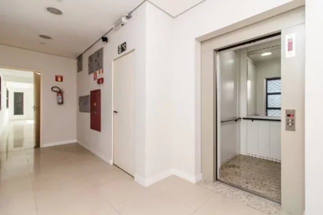 Imagem Vendo ou alugo apenas o prédio todo, são 1581 metros de área construída, dividido em 7 andares com 2 salas por andar. Cada laje tem em torno de 185m²