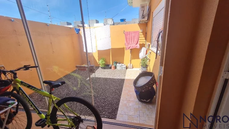 Imagem Casa de 2 Dormitórios com Suíte, Pátio e Garagem em Santa Maria