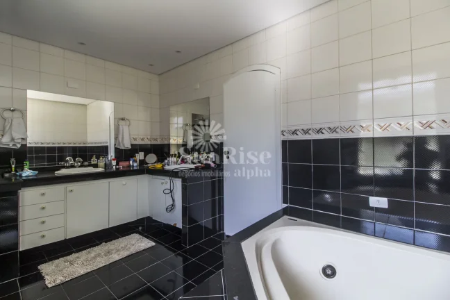 Imagem Casa a venda mobiliada e reformada - Alphaville 6 | 4 suítes - 4 vagas - 360m² AC - 360m² AT | R$2.990.000