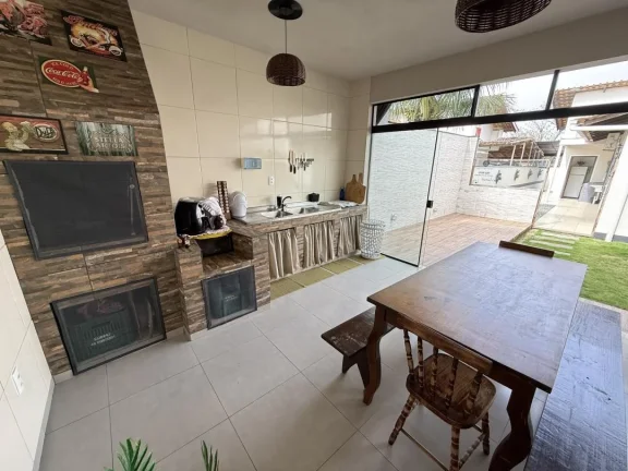Imagem Casa semimobiliada com 130m² (terreno 208,56m²), 2 quartos (1 suíte), 2 churrasqueiras - Oportunidade imperdível localizada no bairro Armação em Penha/SC, Adriano Carpes Imóveis vende.