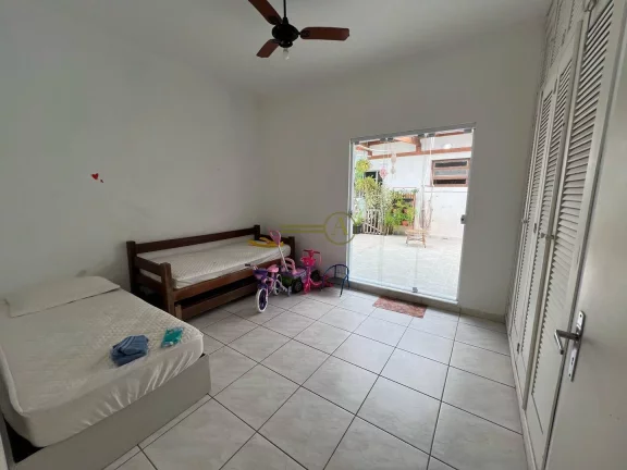 Imagem Casa térrea à venda apenas 200 metros da praia no coração da cidade piscina