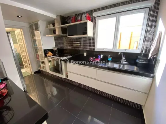 Imagem Linda casa em condomínio, situada próxima ao Parque Ecológico. O imóvel conta com três dormitó...
