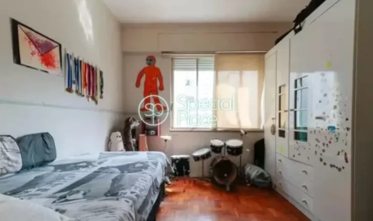 Imagem Apto com pé direito alto e living rico em iluminação natural. Perfeito para reformar e deixar os ...