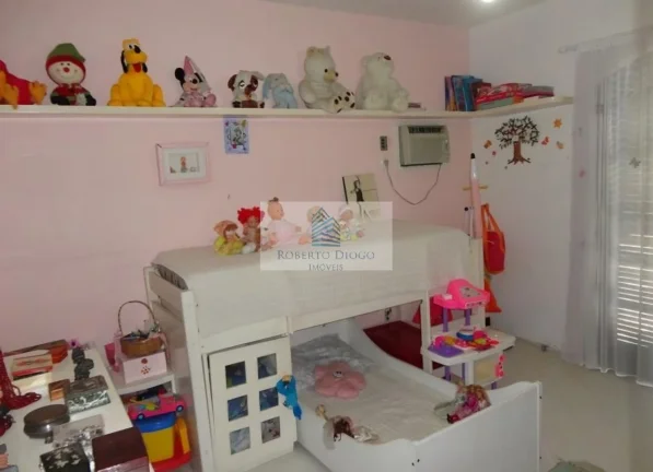 Imagem Casa de luxo em condomínio no Santa Rosa, Niterói-RJ: 4 quartos, 1 suíte, 2 banheiros, 2 vagas de garagem, 450m²