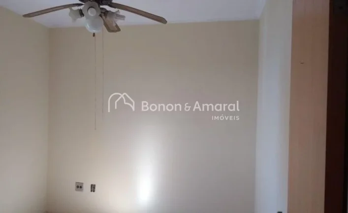 Imagem Charmoso e funcional, este apartamento oferece três dormitórios, sendo uma suíte, todos com armá...