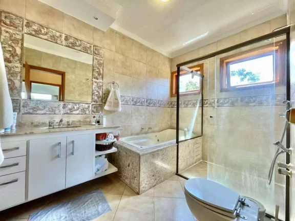 Imagem Casa contemporânea, com ótimo acabamento, muita natureza e privacidade.