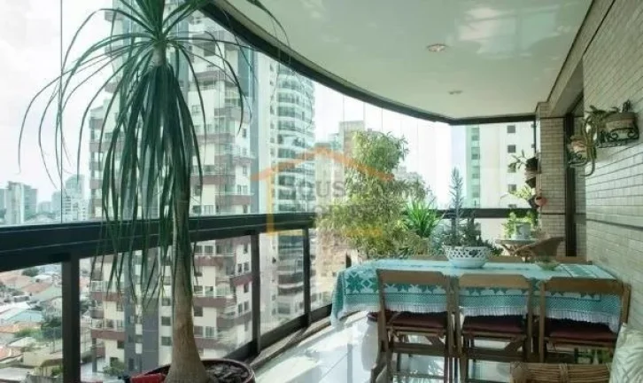 Imagem Apartamento à venda, 220 m², dispõe de 4 dormitórios, sendo com 4 suítes, 5 banheiros. Conta co...