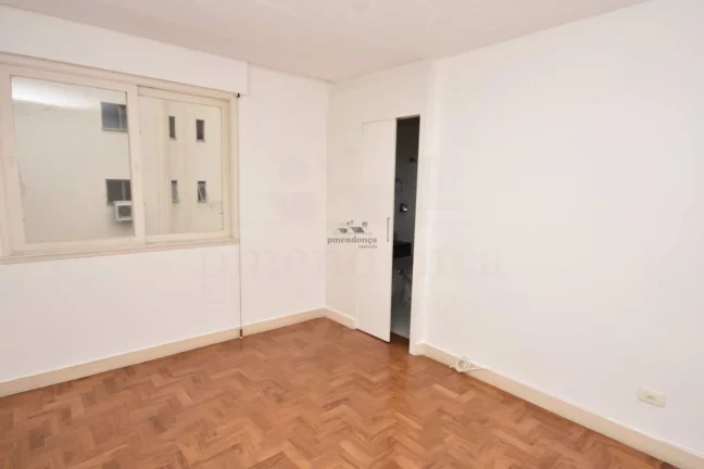 Imagem Apartamento bem distribuído com living para 02 ambientes, janelas grandes proporcionando boa ilumin...