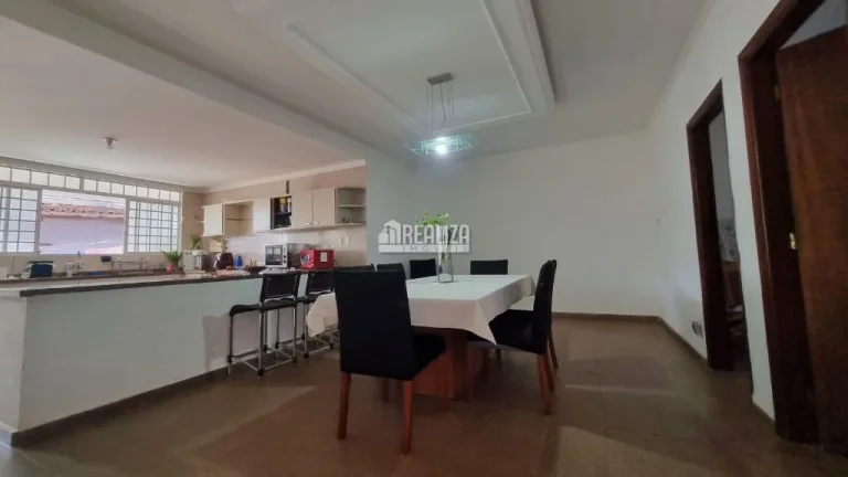 Imagem Casa com 6 Dormitórios no Bairro Fabrício - em Uberaba