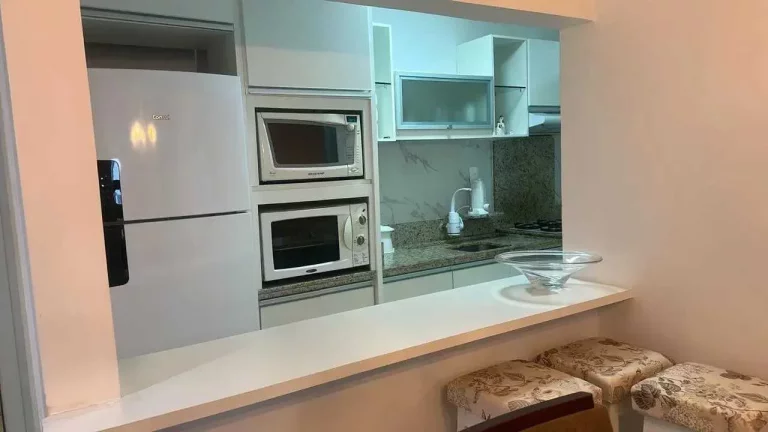 Imagem Apartamento mobiliado com 2 dormitórios sendo 1 suíte com sacada e 1 vaga de garagem