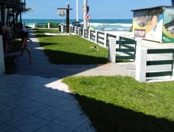 Imagem Sobrado na quadra do mar
