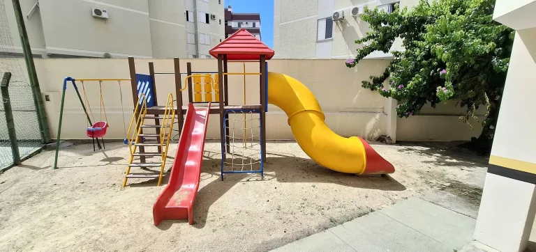 Imagem Apartamento mobiliado com 3 dormitórios sendo 1 suíte e 1 vaga de garagem em Florianópolis