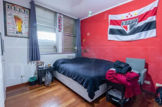 Imagem Apartamento com piso de tábuas largas, reformado e bem iluminado, janelas grandes, dormitórios com...