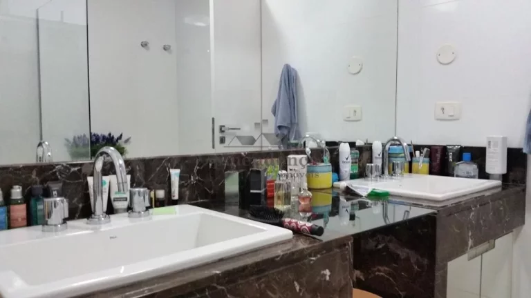 Imagem Apartamento com amplo living para 3 ambientes, varanda, lavabo, 4 dormitórios sendo 3 suítes ,01 c...