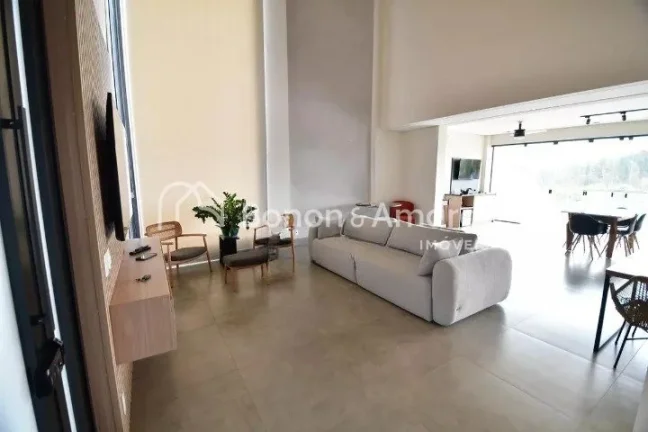 Imagem Esta elegante residência, construída há apenas 2 anos, está situada em um terreno de 450m² e po...