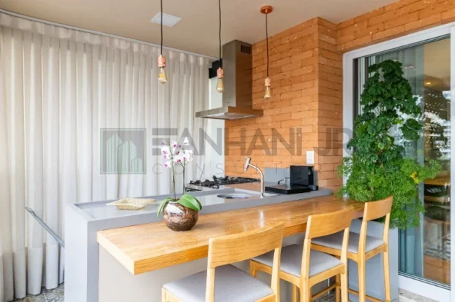 Imagem Com 273 m² de pura sofisticação, este imóvel conta com 4 quartos e 5 banheiros, sendo 4 suítes, incluindo uma suíte master com banheira e closet. Loc