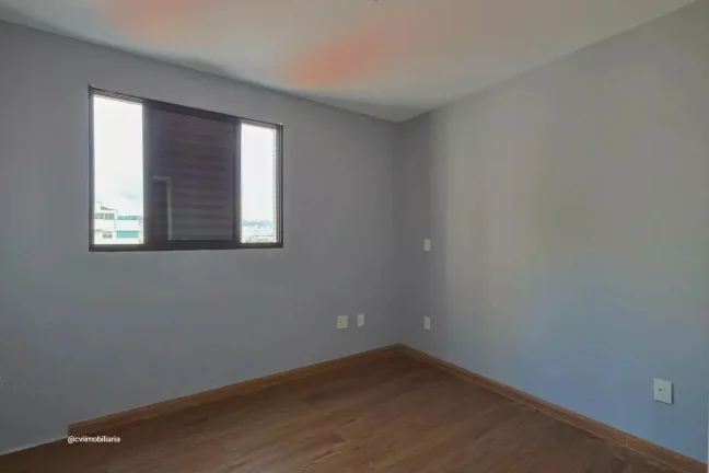 Imagem Imóvel aconchegante à venda com 4 quartos, sendo 1 suíte, e 2 banheiros no total. O condomínio f...
