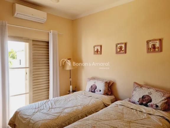 Imagem Sobrado amplo com 3 quartos (sendo 1 suíte com closet), no Condomínio Campos do Conde I.
Térreo c...