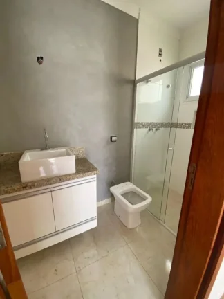 Imagem Excelente oportunidade de locação: Casa em condomínio com 3 suítes e 4 vagas na Chácaras Reunidas São Jorge, Sorocaba-SP!