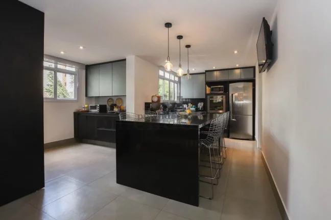Imagem Apartamento reformado à venda em Higienópolis com 3 quartos e 2 vagas, 210m2