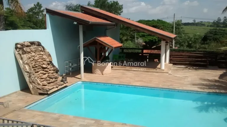 Imagem Esta encantadora chácara oferece três suítes espaçosas, todas com banheiro privativo. A cozinha ...