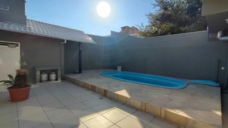 Imagem Casa com 3 dormitórios sendo 1 suíte e 2 vagas de garagem no bairro são Judas Itajai/SC