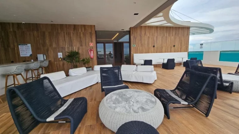 Imagem A 5ª Avenida Imóveis selecionou esse exclusivo Apt. no cobiçado NAU BARRA, planta MALDIVAS 2/4 suite 66,34m² varandão: porteira fechada e vista mar
