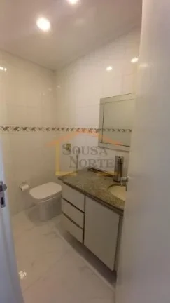 Imagem Apartamento reformado, com 3 dormitórios e armários planejados, cozinha com móveis planejados, ar...