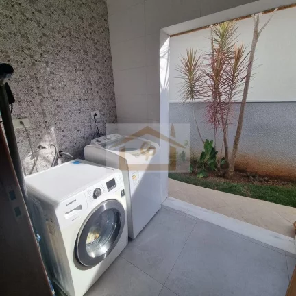 Imagem Linda!!! Casa com 3 quartos sendo Duas Semi Suítes, 4 vagas