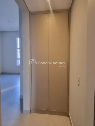 Imagem Essa casa à venda no Parque Brasil 500, no condomínio Royal Garden, em Paulínia, oferece um excel...