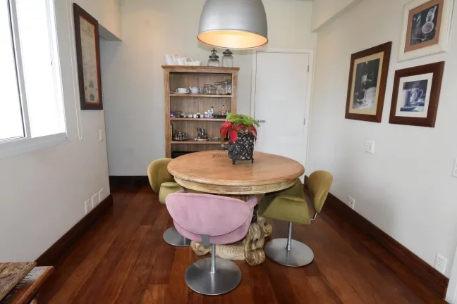 Imagem Apartamentos com terraço gourmet com piso em madeira de demiloção, living para 03 ambientes, 03 s...